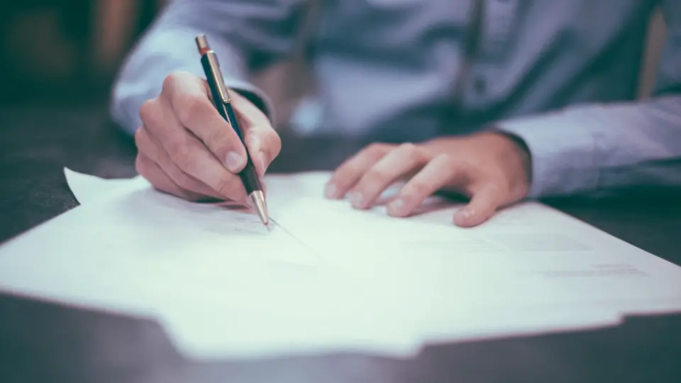 Agente IA por suscripción vs desarrollo a medida: qué te conviene (con números)