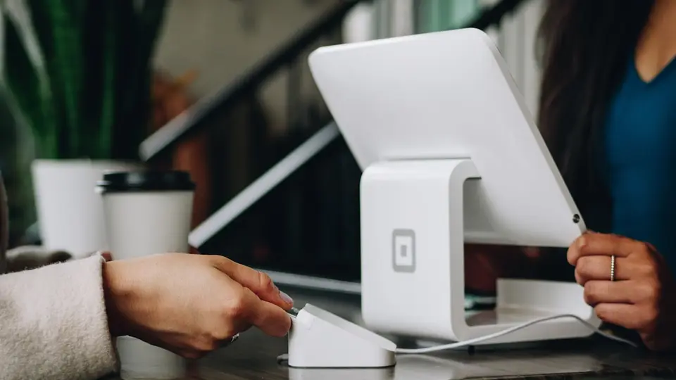 Cómo automatizo la atención al cliente con agentes IA (sin perder el toque humano)
