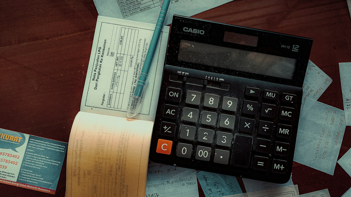 Factura y calculadora sobre un escritorio de trabajo