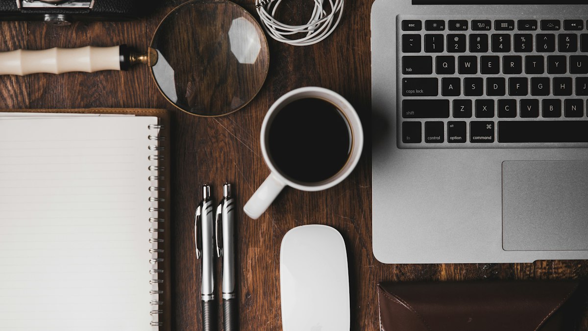 Portátil abierto en un escritorio con una taza de café