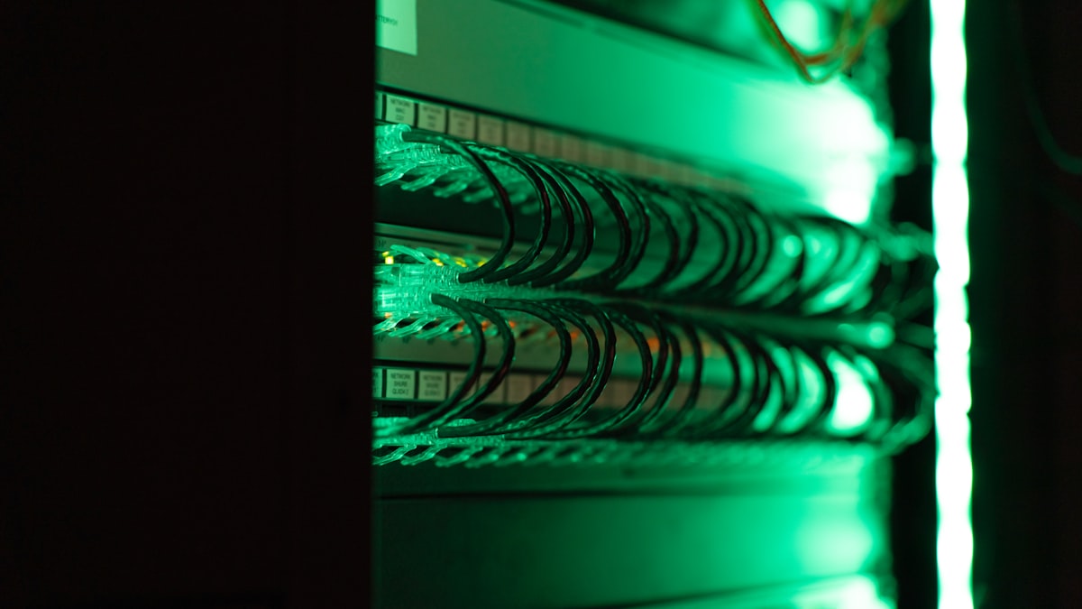 Sala de servidores con racks de equipos, representando la infraestructura donde corren los modelos de IA