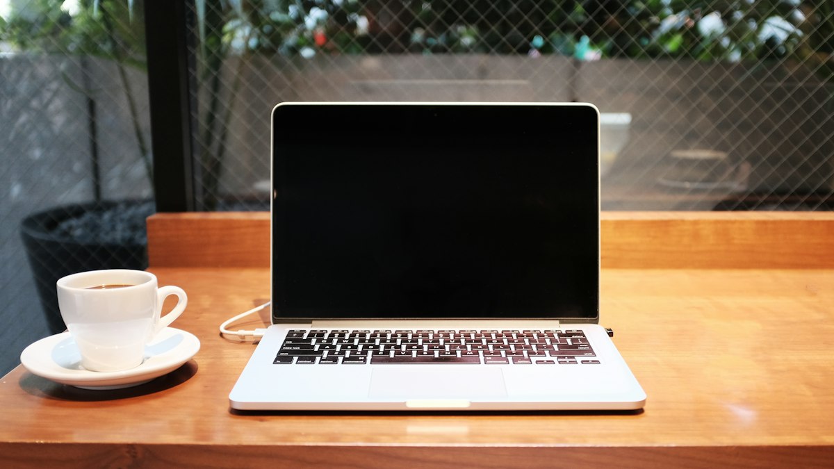 Portátil abierto con una sesión de chat de IA en pantalla