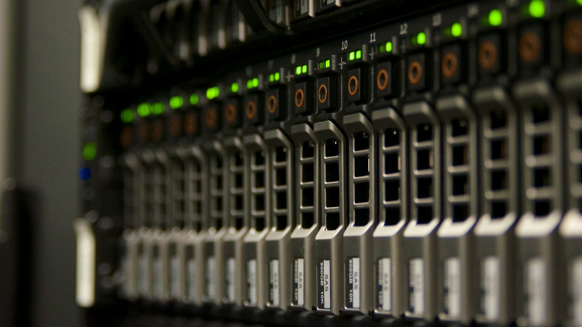 Rack de servidores iluminado de noche en un centro de datos