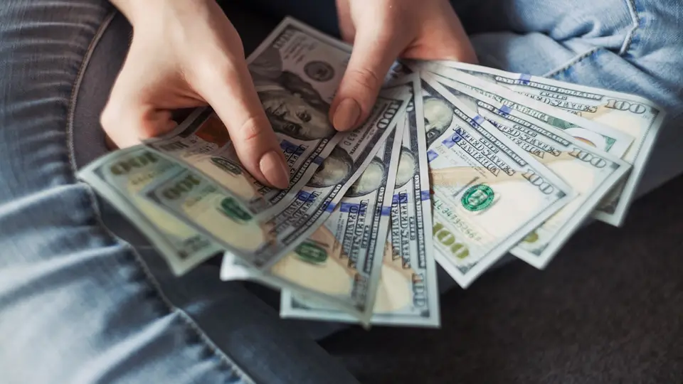 Claude Pro vs Max: cuál necesitas para emprender (precios reales 2026)