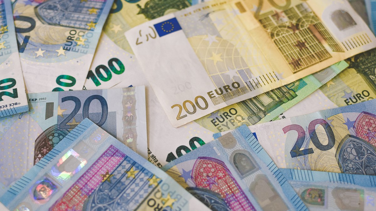 Calculadora y billetes de euro sobre una mesa de trabajo
