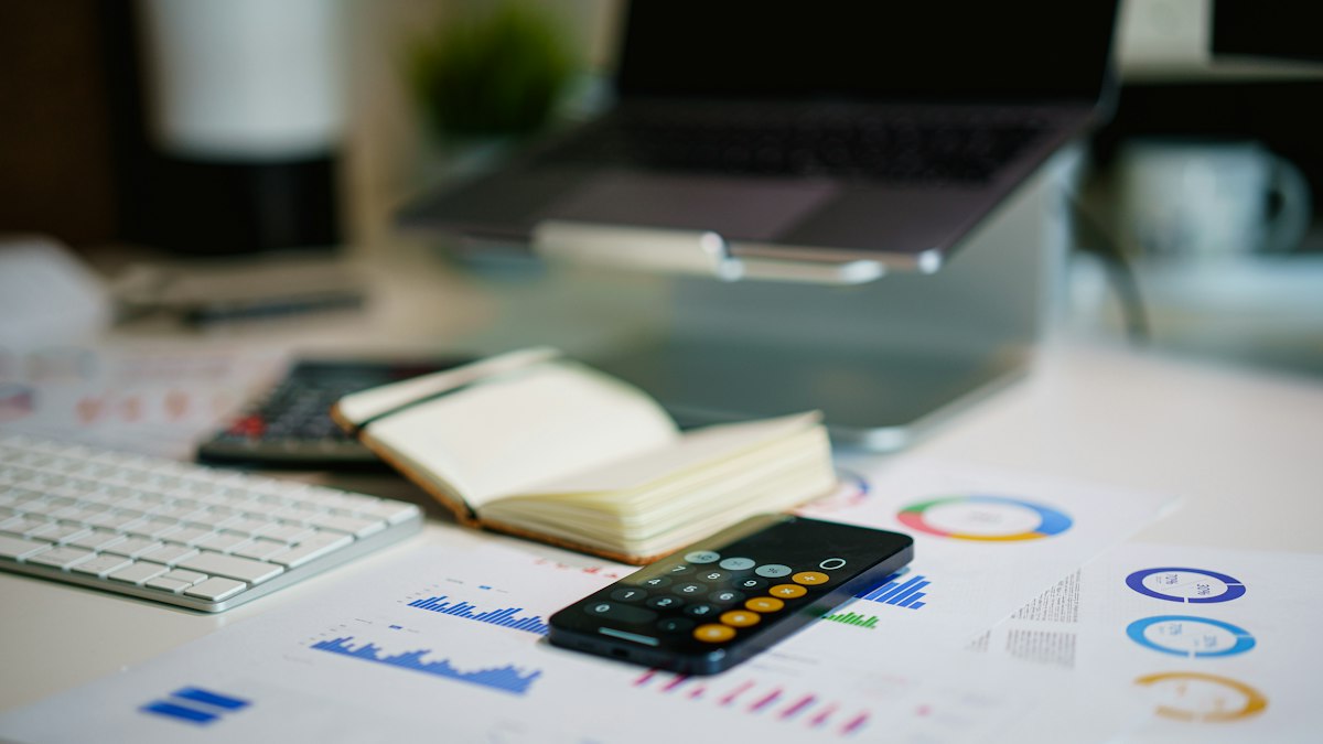 Factura y calculadora sobre una mesa de trabajo