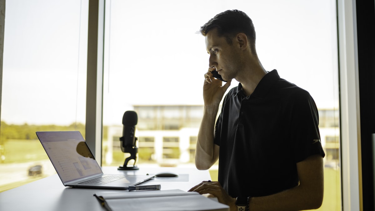 Persona atendiendo llamadas con auriculares