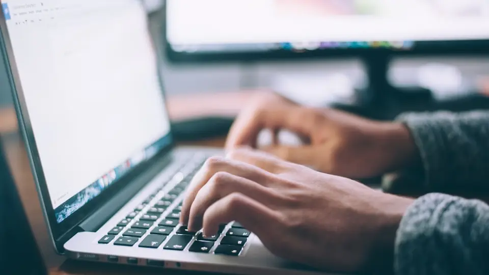 Facturar 5.000€/mes como solopreneur con agentes IA (caso real)