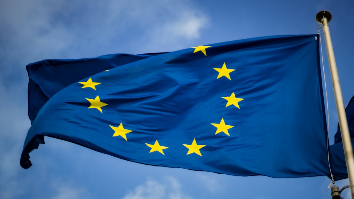 Banderas europeas ondeando, referencia al régimen intracomunitario del IVA
