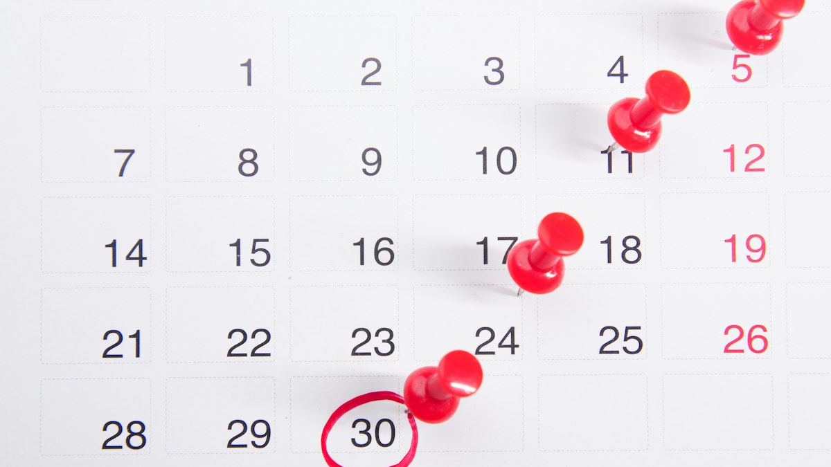 Calendario trimestral con fechas marcadas para presentar impuestos