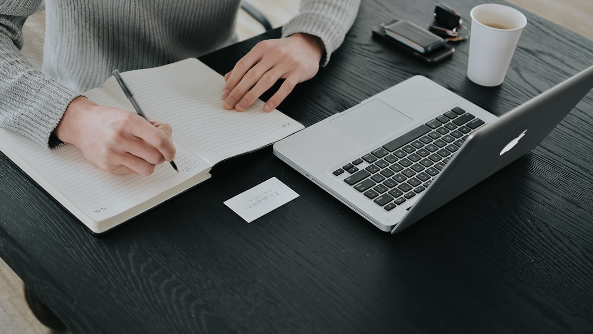 Solopreneur trabajando con calma desde casa