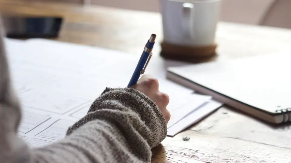 Por qué tu primer agente IA debe ser de contenido (no de ventas)