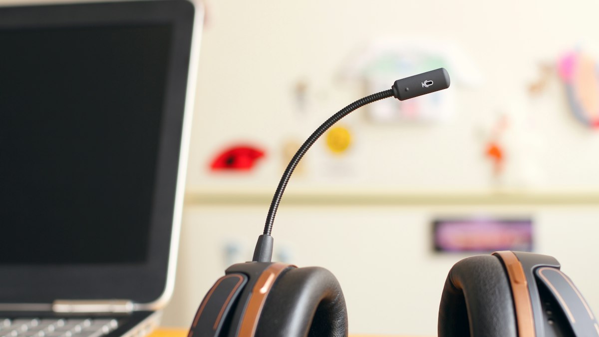 Auriculares de atención telefónica sobre una mesa de oficina