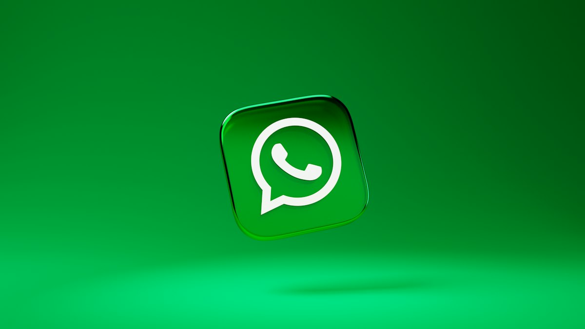 Móvil con una conversación de WhatsApp de un negocio abierta